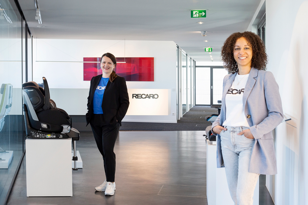 Corporate Merchandising Managerinnen Karolina Kern und Salome Sämann