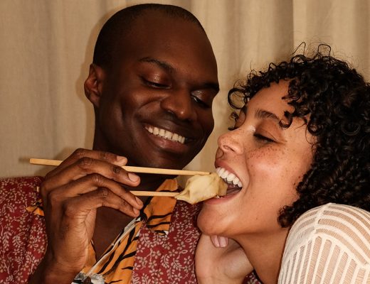 Ein Mann füttert einer Frau Dumplings der Bistronomie Baobei