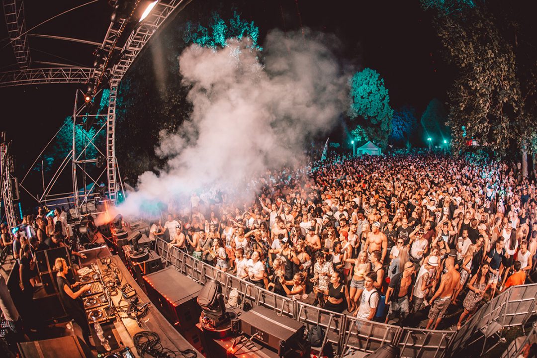 WET Open-air 2024 in Sindelfingen: Tanzen, Feiern und Abkühlen im Freibad