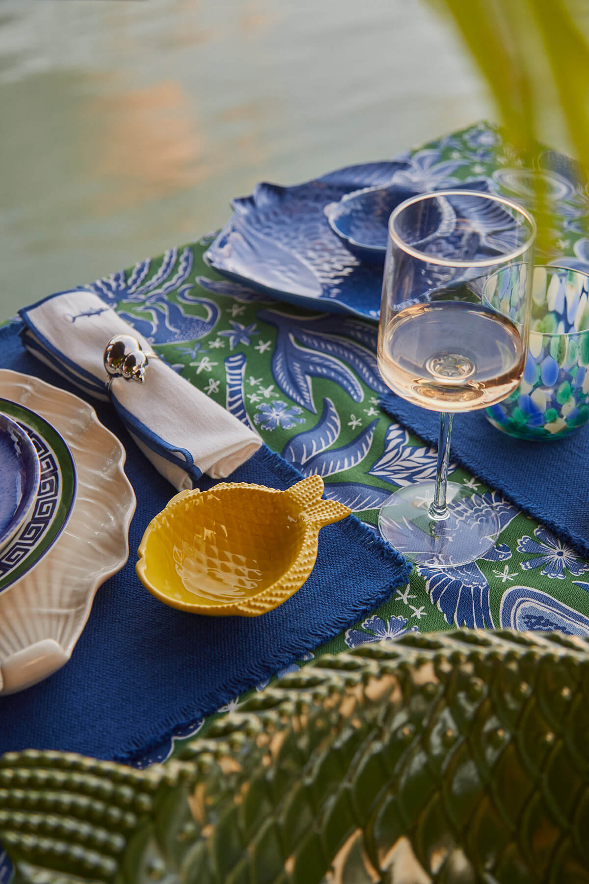 Tischdekoration von H&M Home mit Tellern, einem Weinglas und Serviettenring sowie verschiedenen Schalen