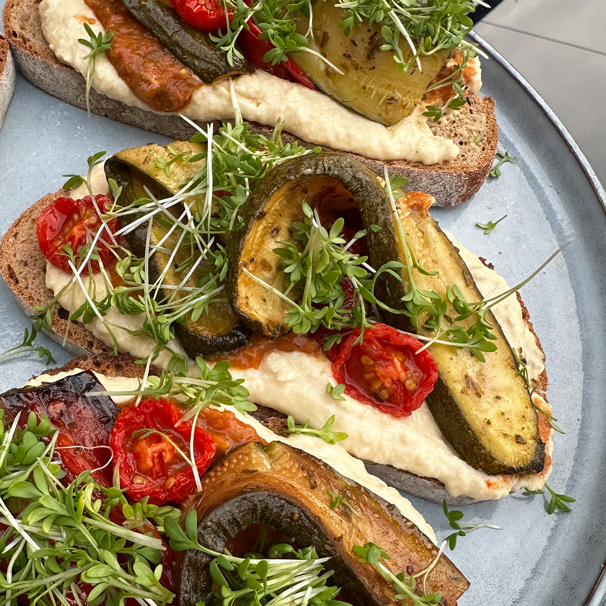 Veganes Gold: Brot mit Zucchini, Tomate, Kresse