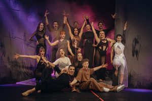 Ensemble von "The Ballroom - Revue"