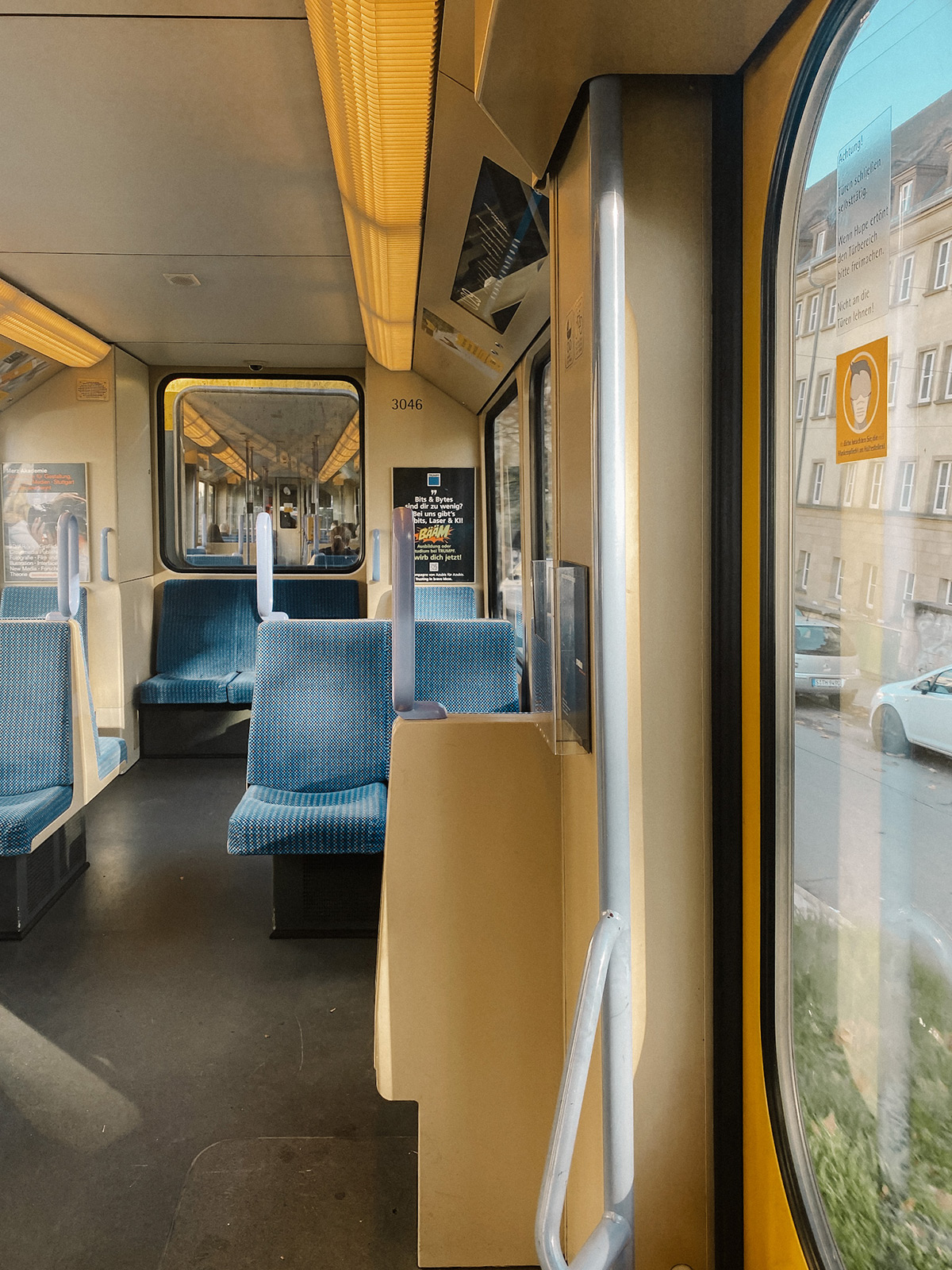 Fahrplanänderung in Stuttgart: Aufnahme aus der U-Bahn mit leeren Sitzplätzen