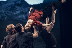 Performance von vier Künstler:innen im Theaterhaus Stuttgart
