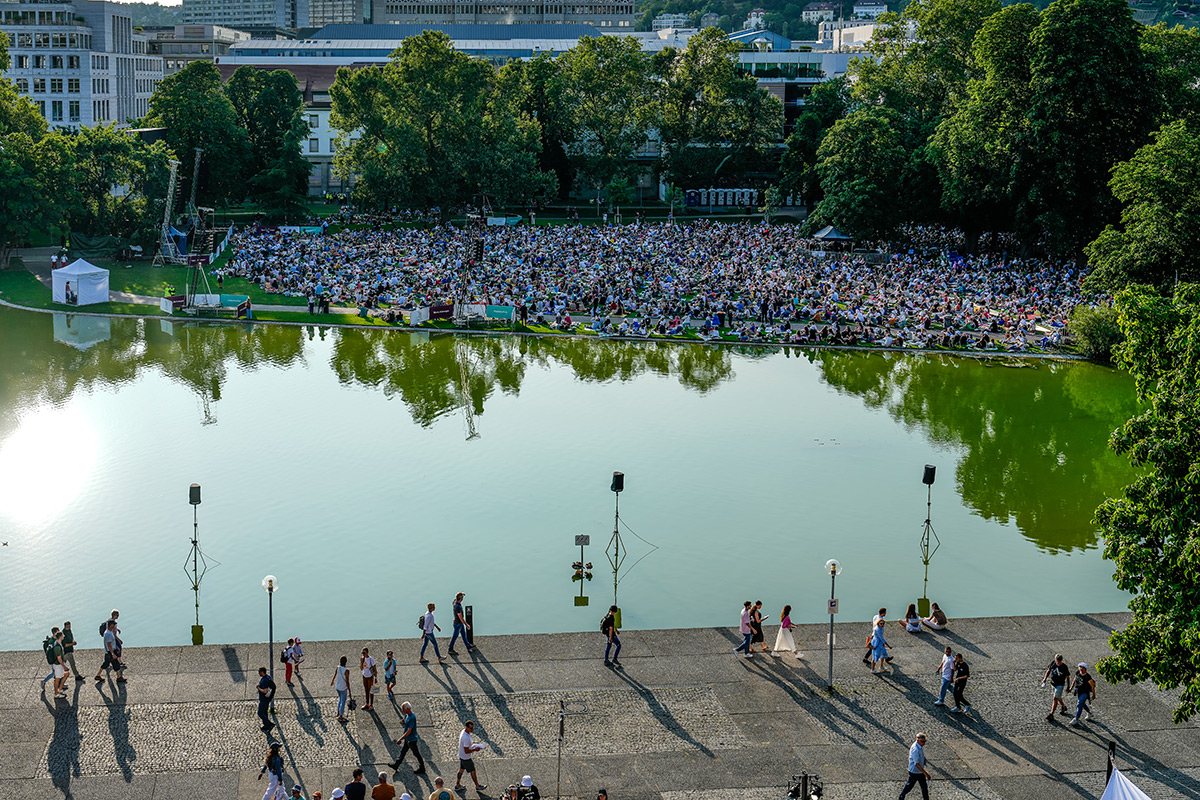 Besucher:innen von Ballett im Park 2025 im oberen Schlossgarten.