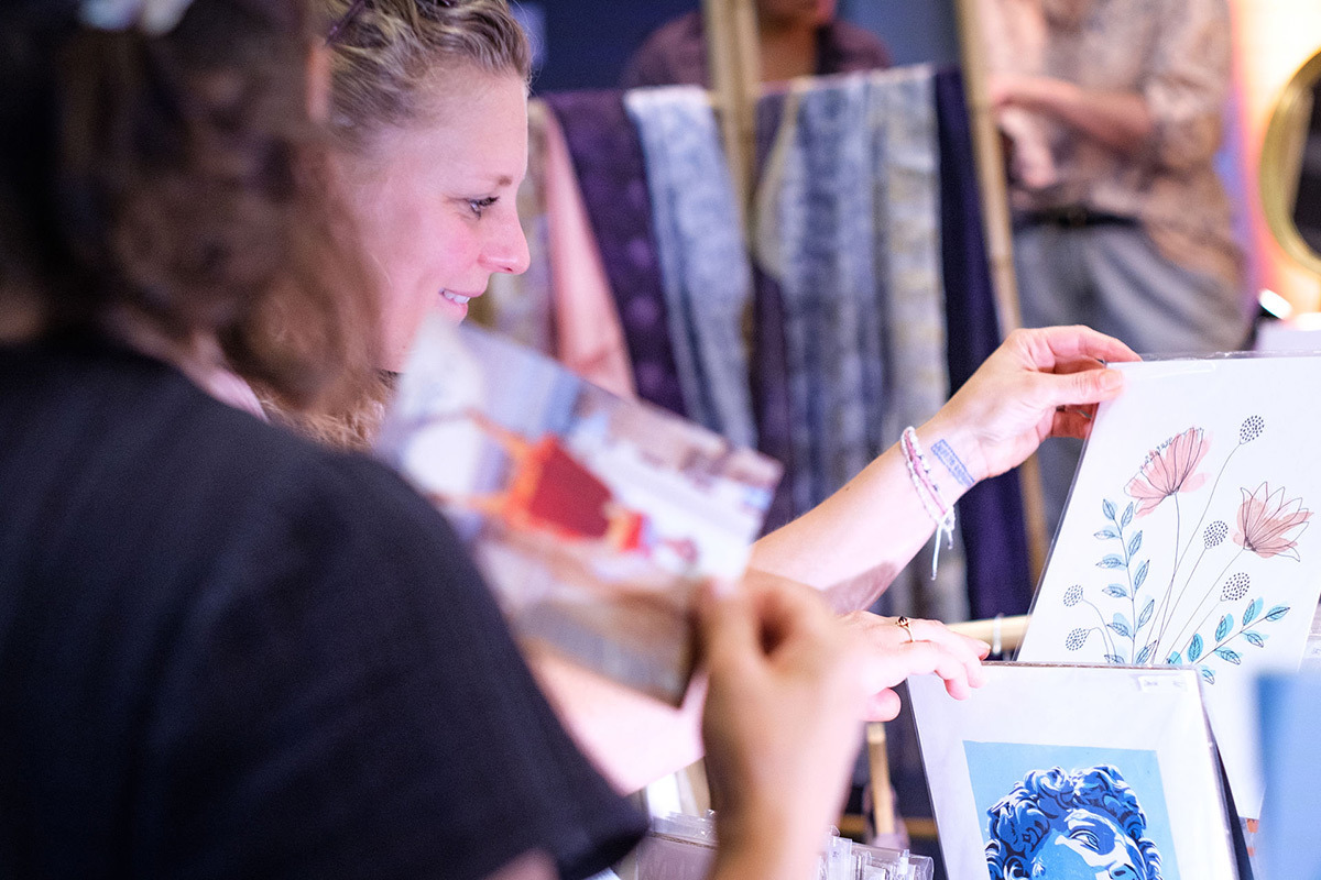 Kunden Stöbern an Kunstständern beim GEBEN & GEBEN 2025