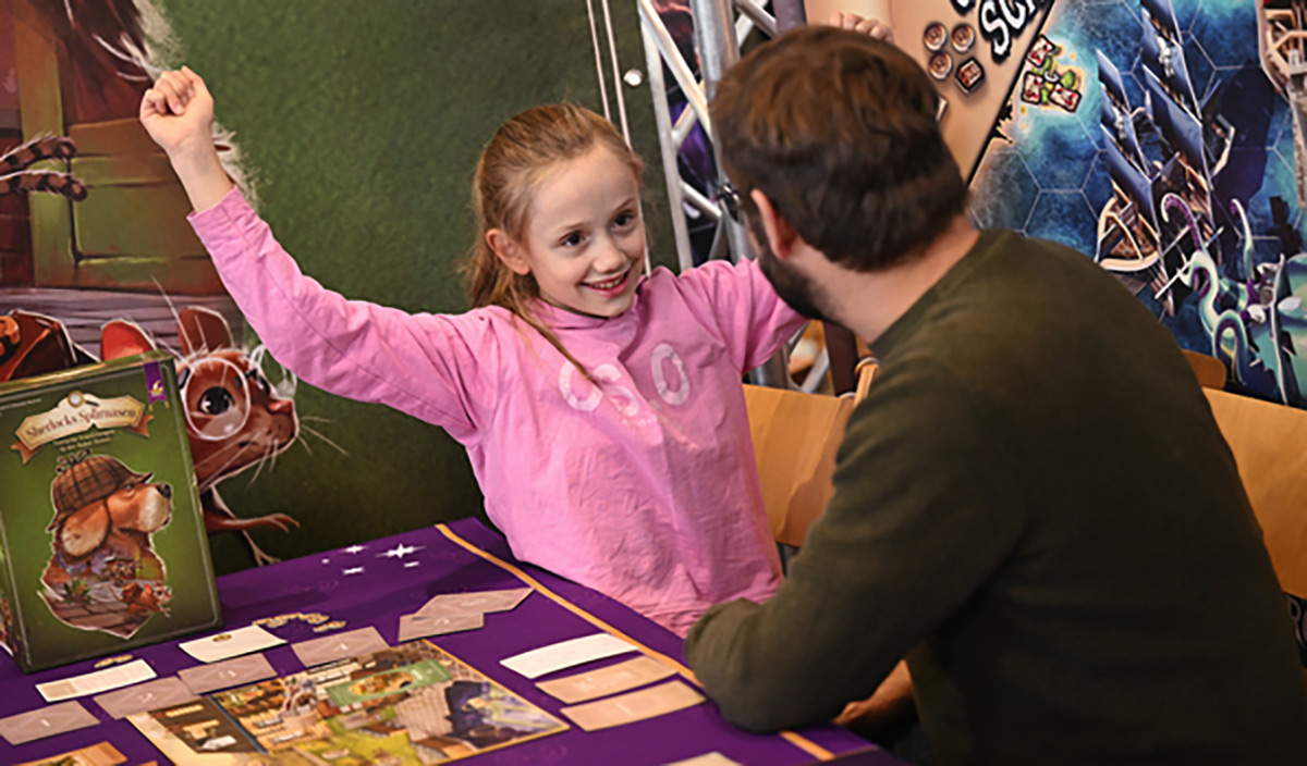 Mädchen mit Vater auf der Spielemesse beim MesseHerbst Stuttgart