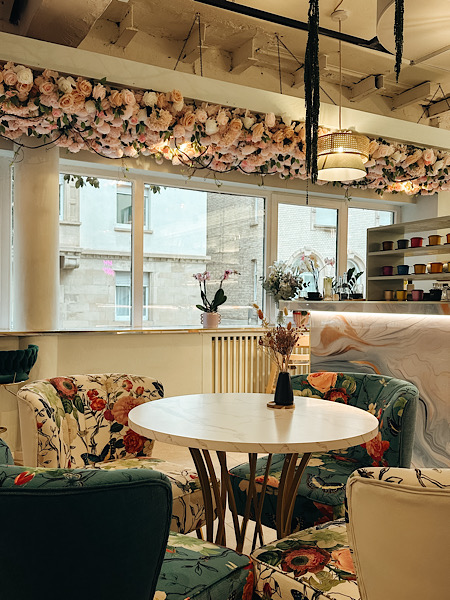 Das Hali Café ist in Pastelltönen gehalten und mit Blumen dekoriert