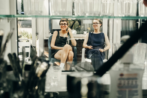 Martina Schneider und Sophie Bergmann, sowie Stephen Burch stecken hinterm Limbo.