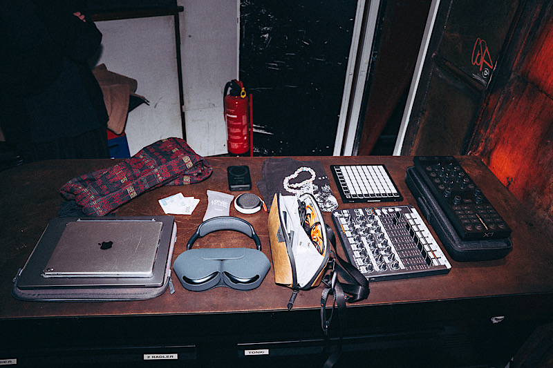 Neben vielen technischen Gadgets hat Janus Rasmussen auch ein paar Erinnerungsstücke mit dabei.