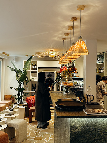 Das Kaffeehaus Christoph ist lichtdurchflutet und fühlt sich nach Urlaub an – mitten in Stuttgart!