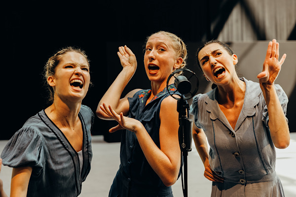 „ANTHEMS“ im Theaterhaus Stuttgart spielt mit Kontrasten.