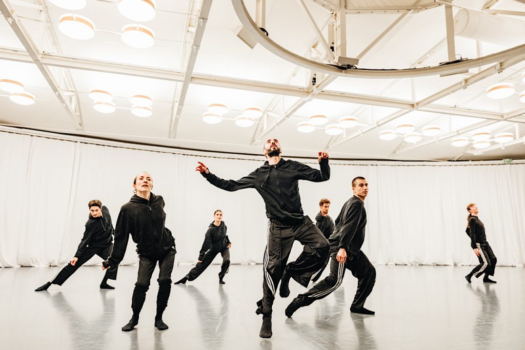 „LUCK / UNLUCK“ macht die Bühne des Theaterhauses Stuttgart zum Powerhouse.